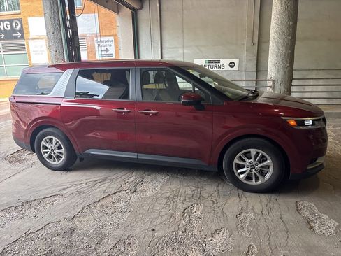 Used 2024 Kia Carnival LX FWD image 2