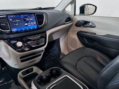 Used 2021 Chrysler Pacifica Touring-L AWD/4WD image 21