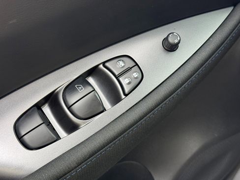 Used 2023 Nissan Leaf S image 16