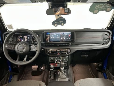 Used 2025 Jeep Gladiator Rubicon AWD/4WD image 19