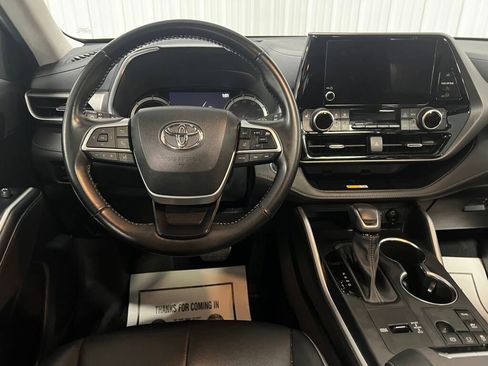 Used 2023 Toyota Highlander XLE image 4