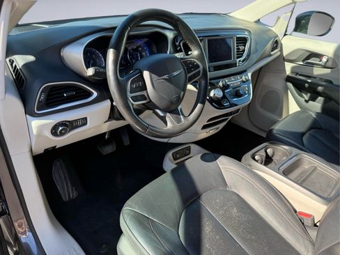 Used 2020 Chrysler Pacifica Touring-L w/ Tire & Wheel Group FWD image 11