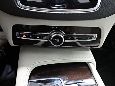 Used 2019 Volvo XC90 T6 Momentum w/ Advanced Package AWD/4WD image 18