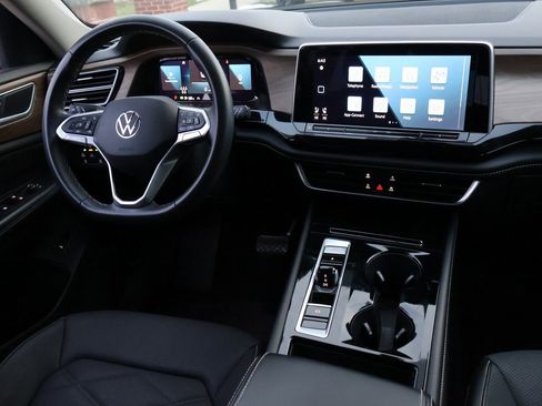 Used 2024 Volkswagen Atlas SE image 16