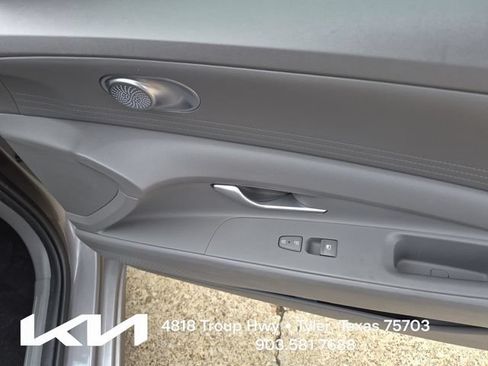 Used 2022 Hyundai Elantra SE FWD image 12