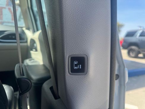 Used 2023 Chrysler Pacifica Touring-L image 36