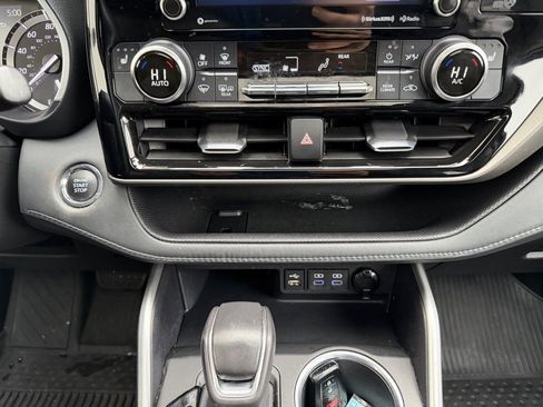 Used 2022 Toyota Highlander XLE image 19
