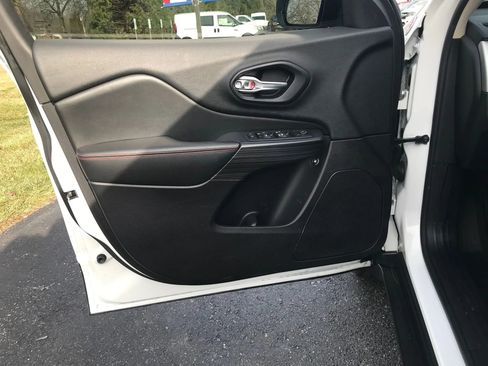 Used 2016 Jeep Cherokee Trailhawk w/ Comfort/Convenience Group image 11