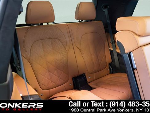 Used 2023 BMW X7 xDrive40i w/ M Sport Package AWD/4WD image 36