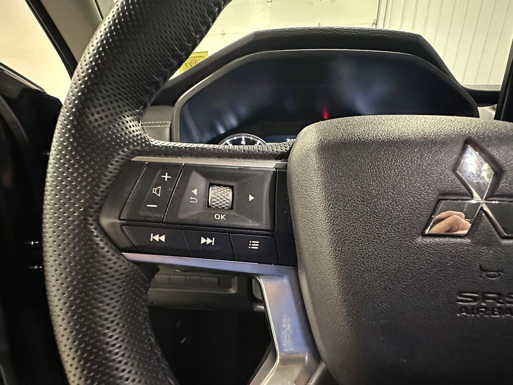 Used 2025 Mitsubishi Outlander AWD image 37