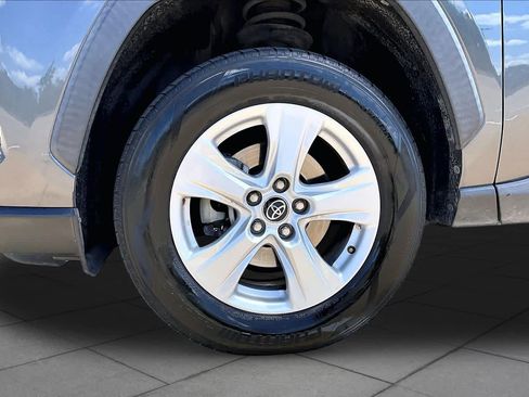 Used 2020 Toyota RAV4 XLE w/ Convenience Package FWD image 11