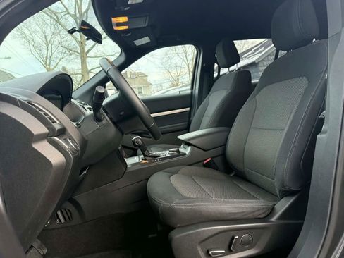 Used 2018 Ford Explorer XLT image 7