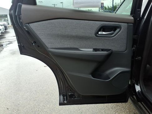 Used 2023 Nissan Rogue SV AWD/4WD image 11