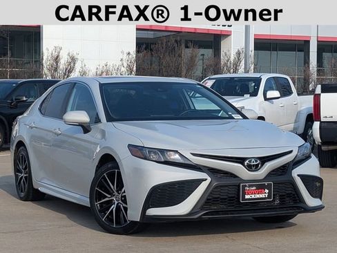 Used 2024 Toyota Camry SE image 2