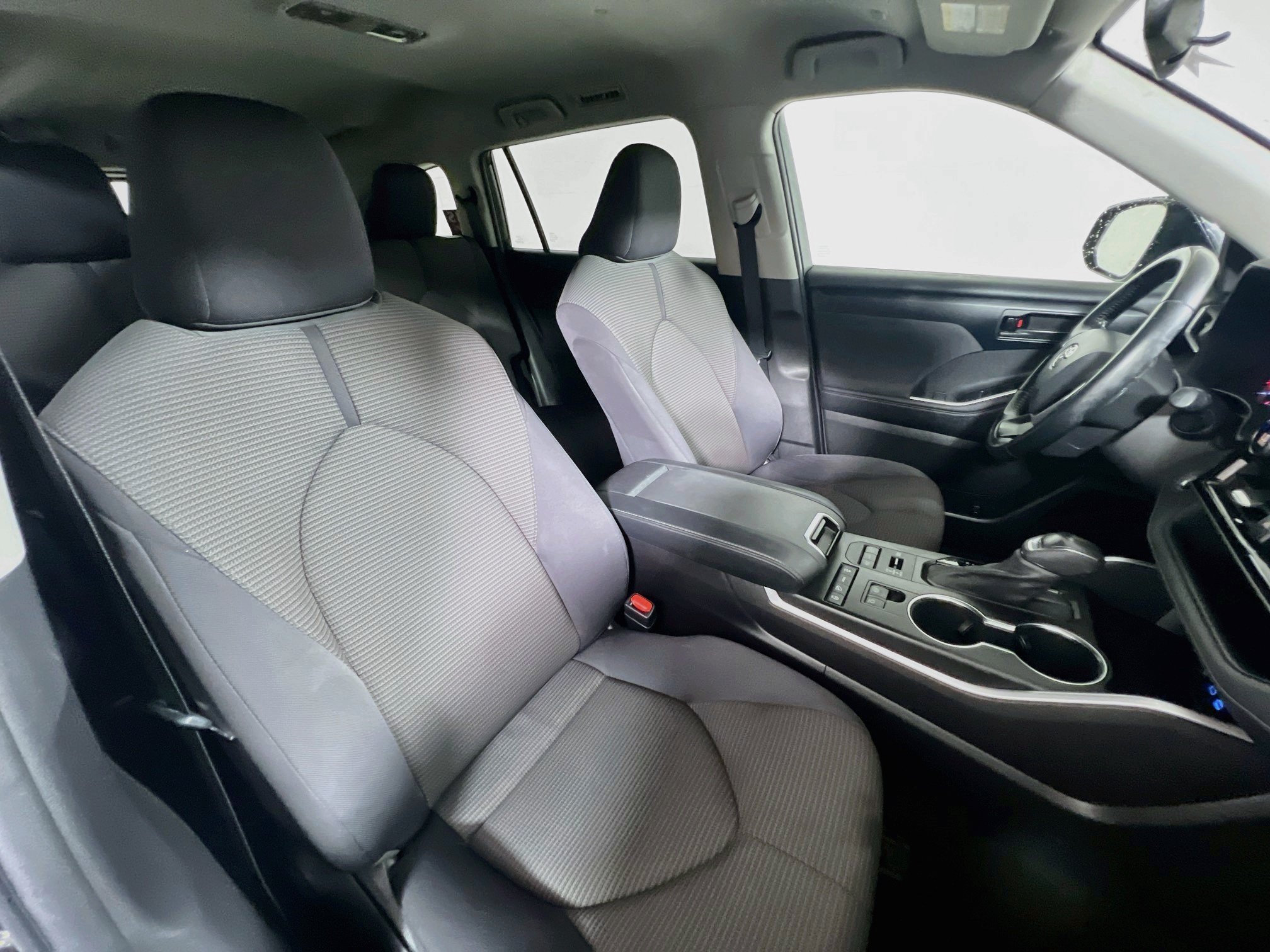 Used 2022 Toyota Highlander LE AWD/4WD image 30