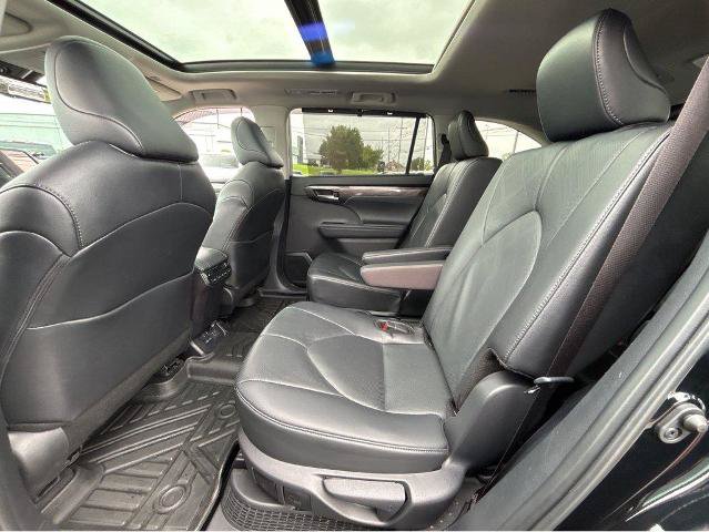 Used 2025 Toyota Highlander Platinum AWD/4WD image 18