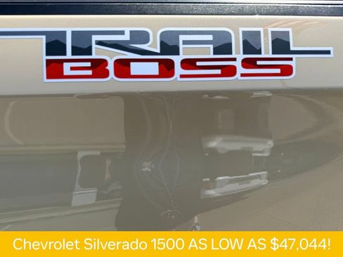 Used 2022 Chevrolet Silverado 1500 LT Trail Boss w/ LT Trail Boss Premium Package AWD/4WD image 9