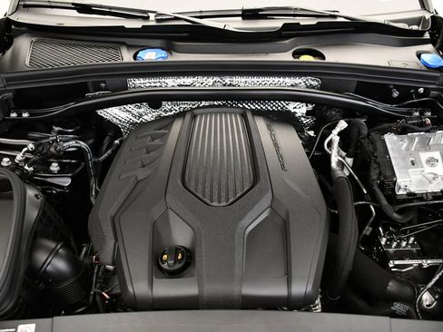 Used 2025 Porsche Macan Turbo image 11