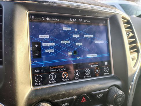 Used 2018 Jeep Grand Cherokee Altitude image 4