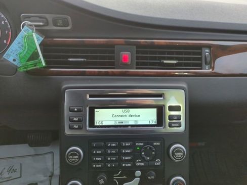 Used 2010 Volvo V70 image 20