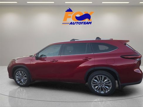 New 2026 Toyota Highlander Platinum image 2