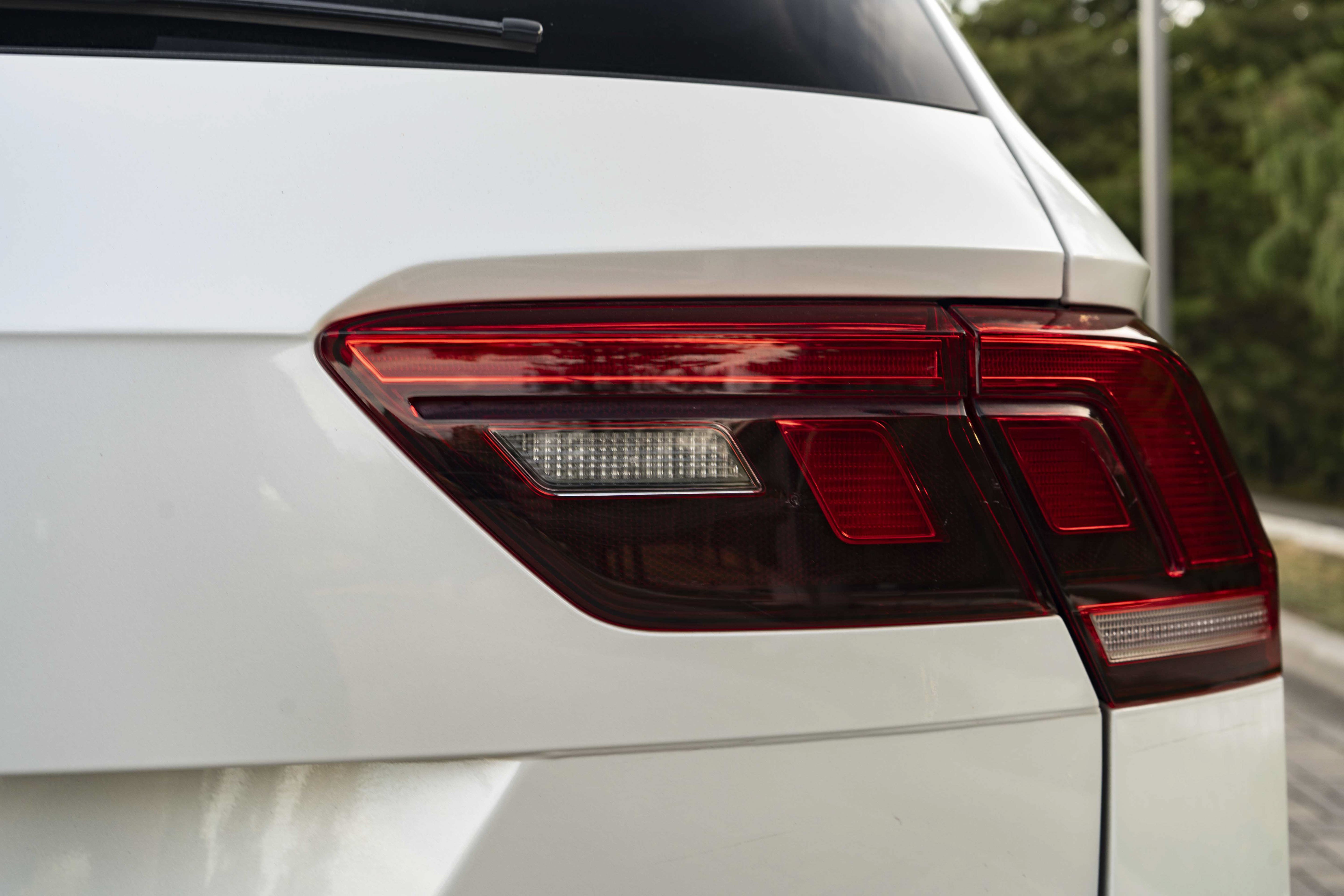 Certified 2022 Volkswagen Tiguan SE R-Line FWD image 12