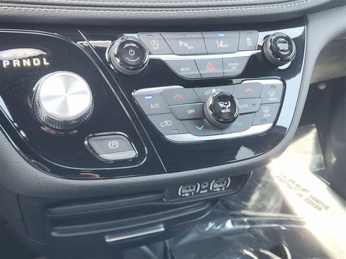 New 2025 Chrysler Pacifica Select w/ Fav Edition Package image 16