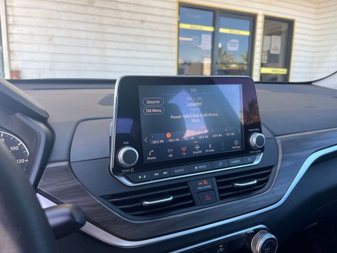 Used 2025 Nissan Altima 2.5 SV image 17