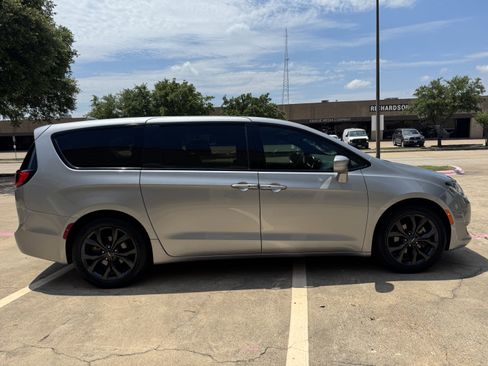 Used 2018 Chrysler Pacifica Touring Plus w/ S Appearance Package FWD image 7