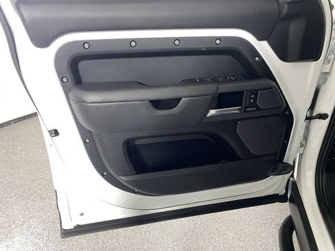 Used 2023 Land Rover Defender 110 X-Dynamic SE image 11