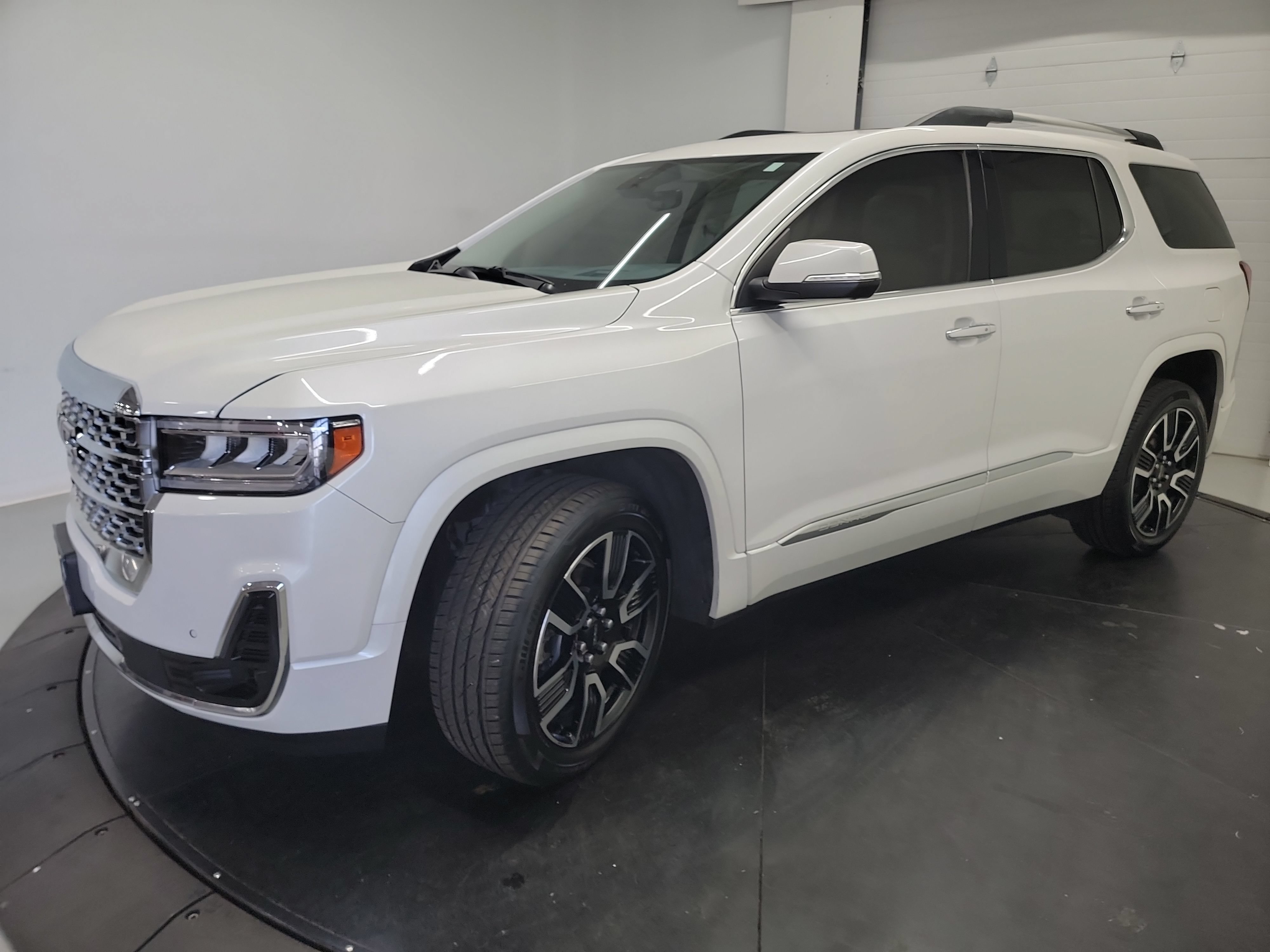 Used 2022 GMC Acadia Denali w/ Denali Ultimate Package AWD/4WD image 3