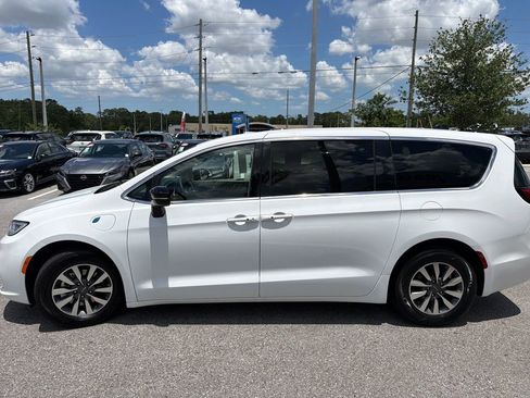 Used 2024 Chrysler Pacifica Limited FWD image 4