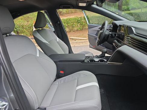 Used 2025 Toyota Camry SE w/ Convenience Package image 10