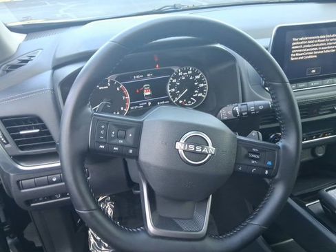 Used 2025 Nissan Rogue SV image 18