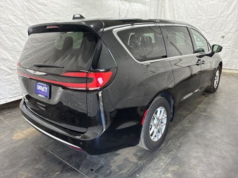 Used 2024 Chrysler Pacifica Touring-L FWD image 5