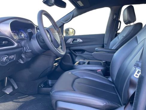 Used 2025 Chrysler Pacifica Select image 9