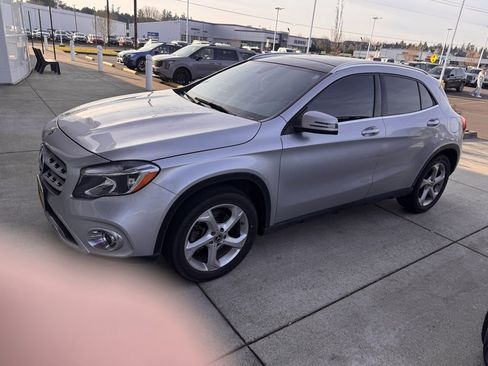Used 2018 Mercedes-Benz GLA 250 4MATIC image 2
