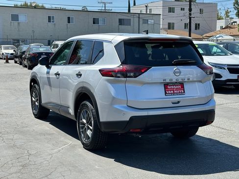 Used 2024 Nissan Rogue S FWD image 4