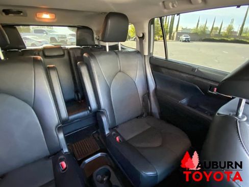 Used 2022 Toyota Highlander Platinum AWD/4WD image 28