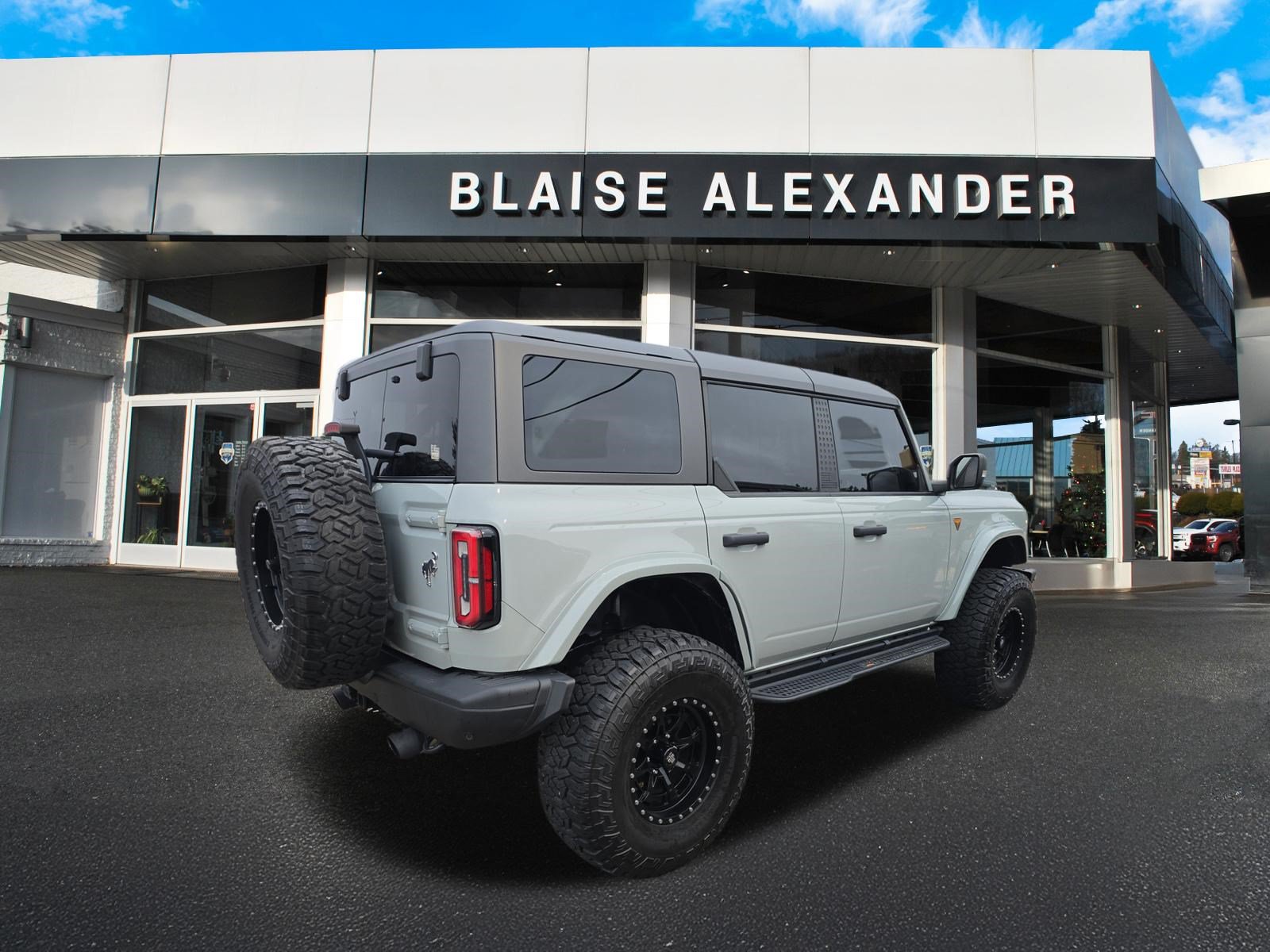 Used 2023 Ford Bronco Badlands w/ Sasquatch Package AWD/4WD image 3