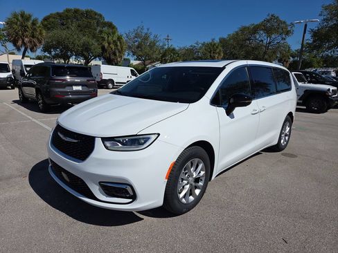New 2026 Chrysler Pacifica Limited w/ Uconnect Theater Family Group FWD image 9