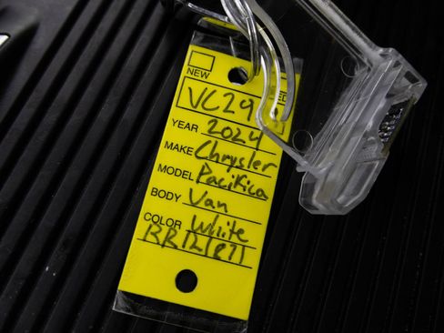 Used 2024 Chrysler Pacifica Limited FWD image 34