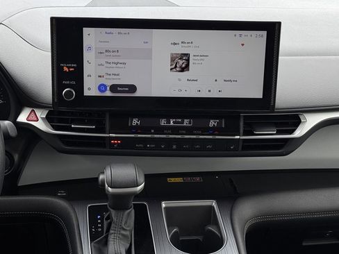 Used 2025 Toyota Sienna XLE image 18