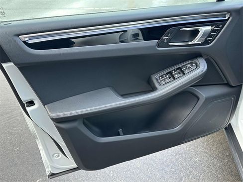 Certified 2025 Porsche Macan image 15
