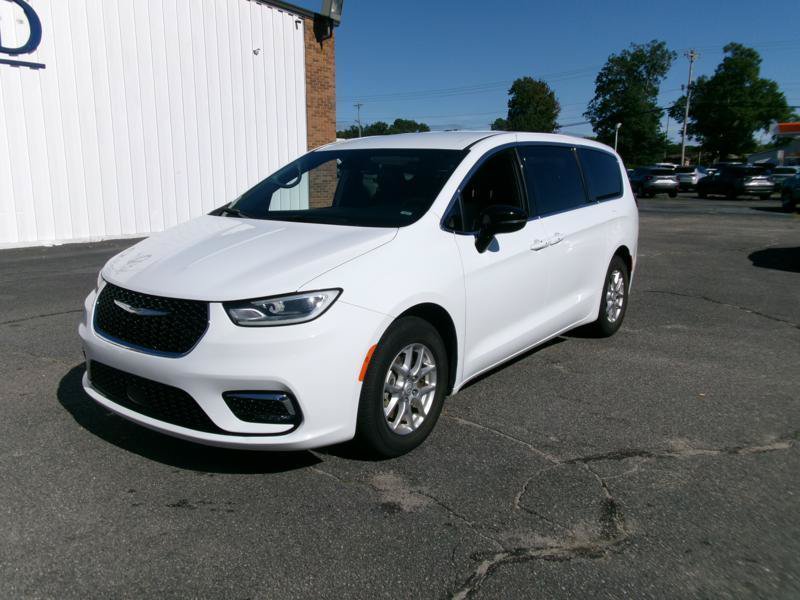 Used 2026 Chrysler Pacifica Select FWD image 1