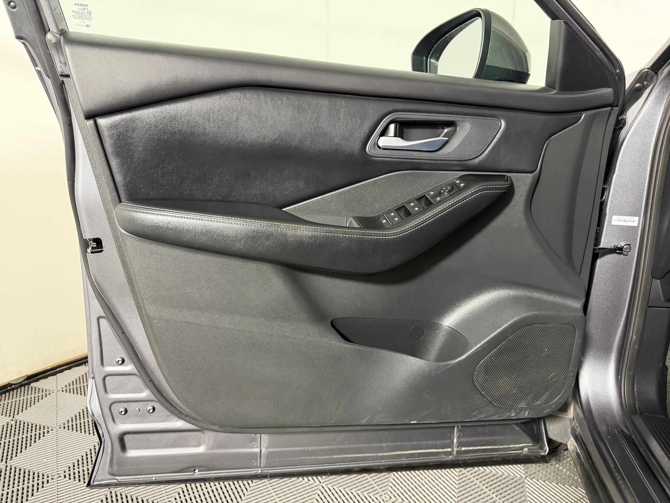 Used 2025 Nissan Rogue SV FWD image 11