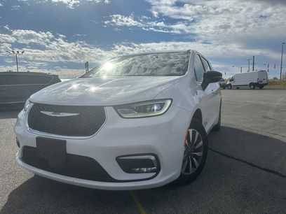 Used 2024 Chrysler Pacifica Select