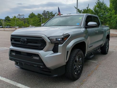 Used 2024 Toyota Tacoma SR5 AWD/4WD image 8