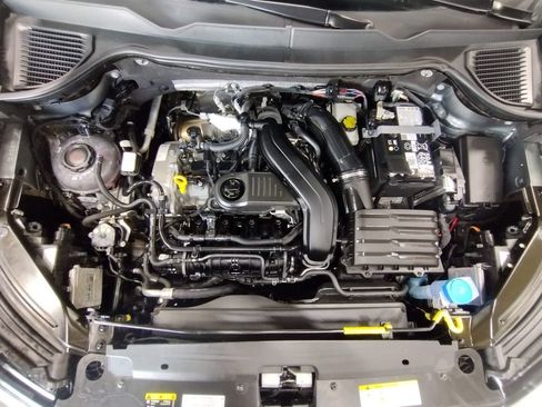 Certified 2025 Volkswagen Taos SE AWD/4WD image 10