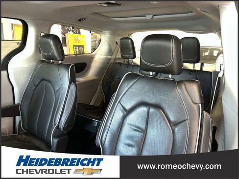 Used 2021 Chrysler Pacifica Limited w/ Uconnect Theater Family Group image 14